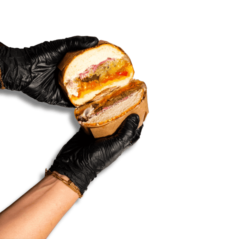 une photo de deux mains tenant un sandwich