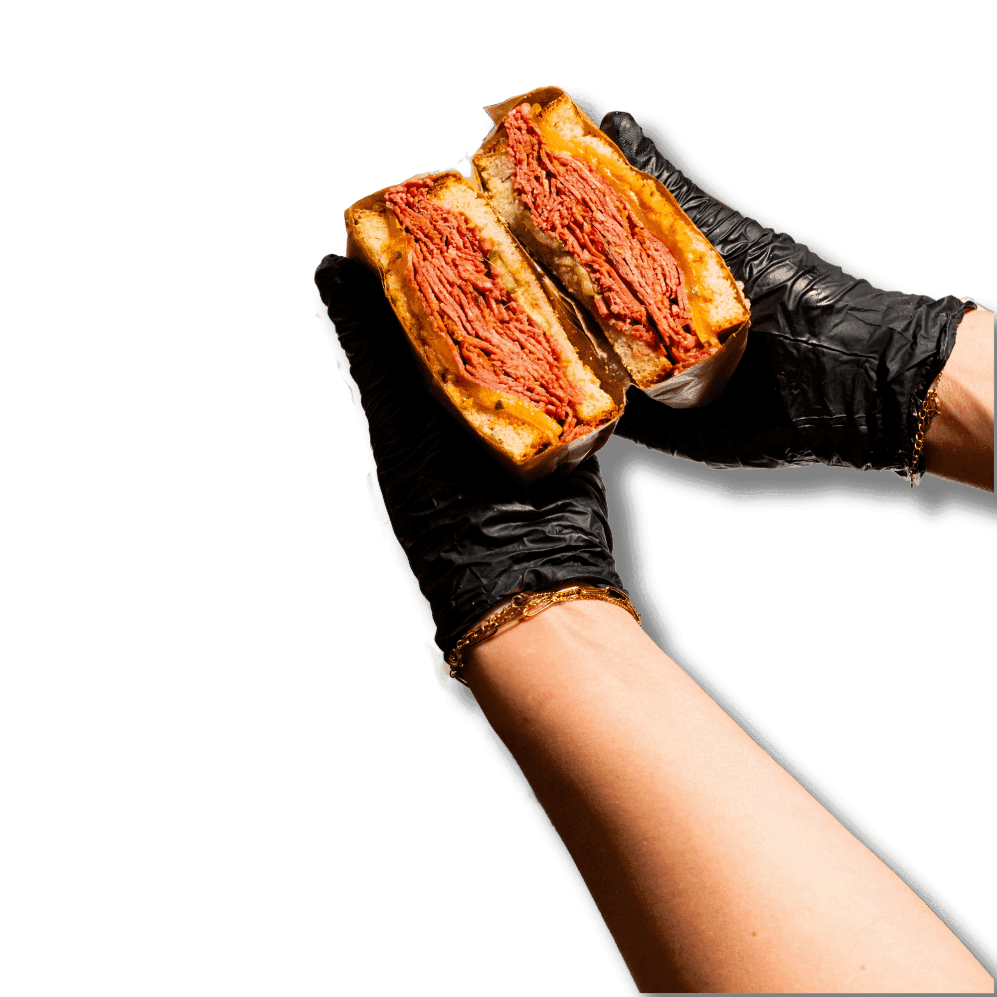 une photo de deux mains tenant un autre sandwich